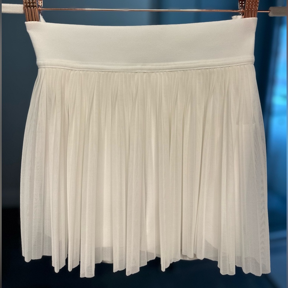 Lululemon white tennis skirt in size 6